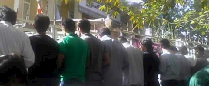 ايران- تجمع احتجاجي عدد من عمال شرکة”بتروکيميائي” في محافظة ايلام