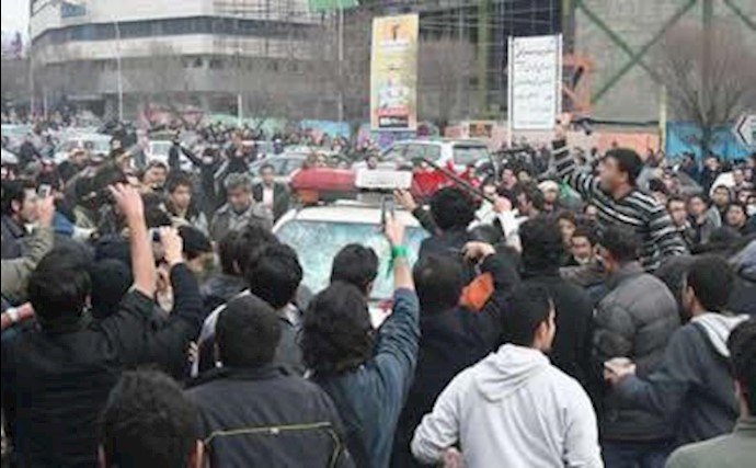 طهران: اصطدامات بين المواطنين ورجال القمع في ساحة «توبخانه»