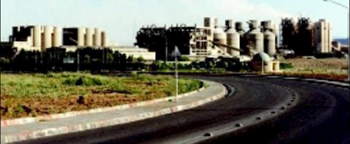 إيران.. فصل ممثلي العمال المتعاقدين عن العمل في مصنع سباهان للإسمنت بمدينة إصفهان