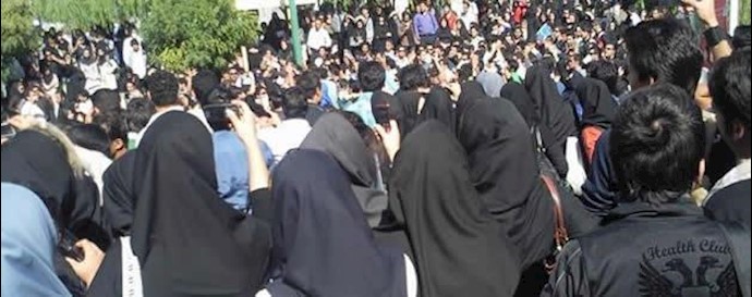 ايران_اعتقال عدد من الطالبات امام جامعة طهران