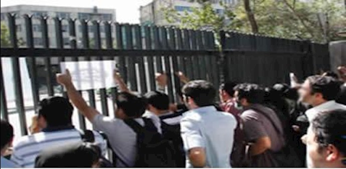 شعار «الموت للدکتاتور» في جامعة الزراعة في مدينة ساري