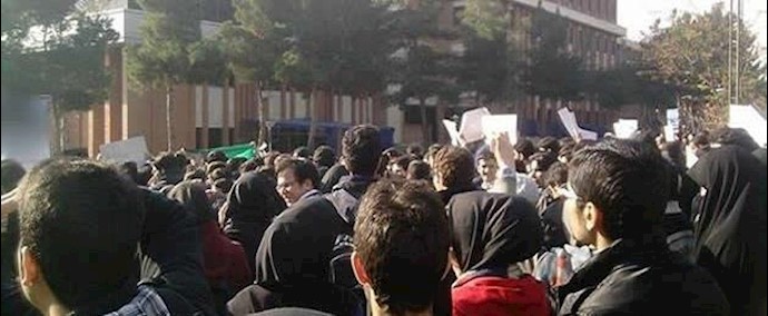 ايران.. احتجاجات عارمة في ذکری احياء يوم الطالب