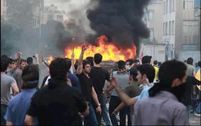 تذکير بانتفاضة عام 2009 وذعر حقيقي لدی نظام الملالي تجاه تکرارها