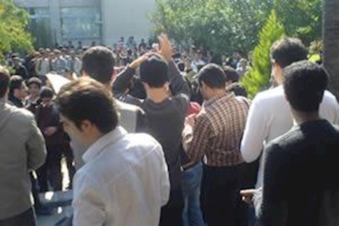 اضراب وتجمع احتجاجي لعاملي شرکة «بهمن غوستر کرانه» في بندرعباس