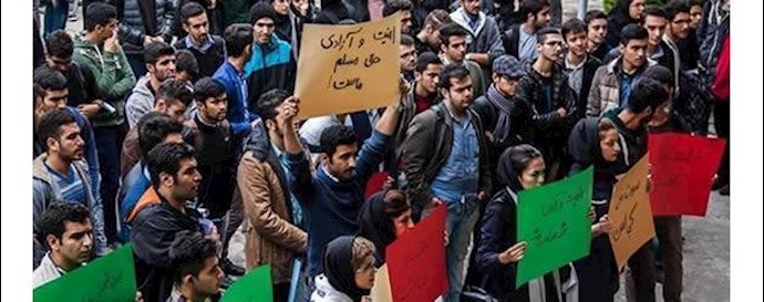 ايران_ طلاب جامعة العلم والصناعة يشوشون مهزلة مناظرة لعناصر النظام بإطلاق شعار دعماً للسجناء السياسيين.