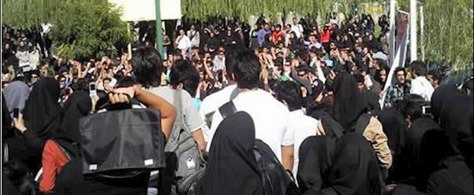 إيران- طلاب جامعة العلم والصناعة يربکون مناظرة بين عناصر النظام