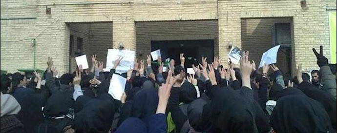 إيران ـ تجمع طلاب الکلية الفنية لجامعة طهران في الذکری السنوية ليوم 7کانون الأول/ ديسمبر، يوم الطالب
