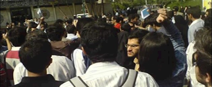 ايران – مدينة مشهد- الممرضون يعقدون تجمعا في مدينة مشهد تضاما لممرضي العاصمة طهران