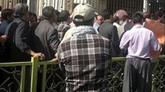 إيران_شهرکورد: العمال الناقمون يرشقون سيارة مساعد المحافظ بالحجارة