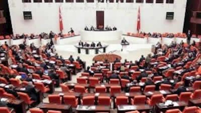 اعتراض علی قانون رقابة الإنترنت وسط فضيحة فساد ترکية