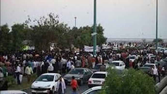إيران _ رودبار: تجمع احتجاجي أمام دائرة الکهرباء