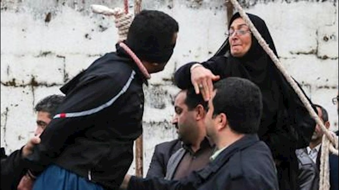 أم إيرانية تصفع قاتل ابنها.. وتنقذه من حبل المشنقة