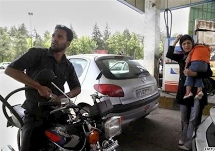 إيران: احتجاج سواق سيارات الأجرة علی ارتفاع سعر البانزين في مدينة بوشهر الإيرانية