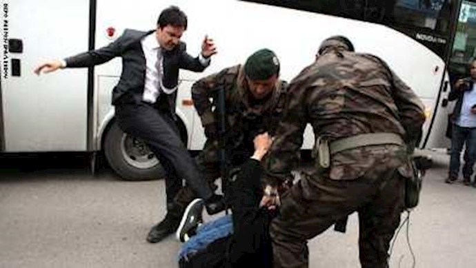 أردوغان يعزل کبير مساعديه بعد رکله أحد المحتجين علی کارثة منجم سوما