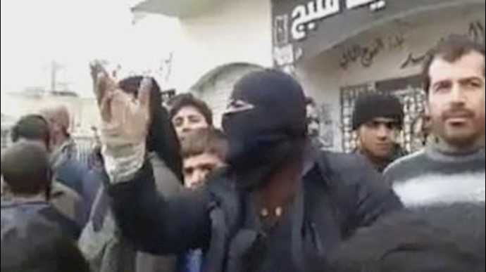 مقاتل من "داعش" يمتدح الأسد ويشتم الثوار