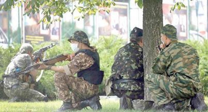 الانفصاليون يسقطون هليکوبتر للجيش الأوکراني ومقتل 12 عسکريا