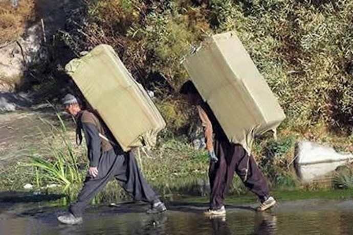 معاناة ومحن العتالين في حكم ولاية الفقيه في ايران لكسب لقمة عيش!