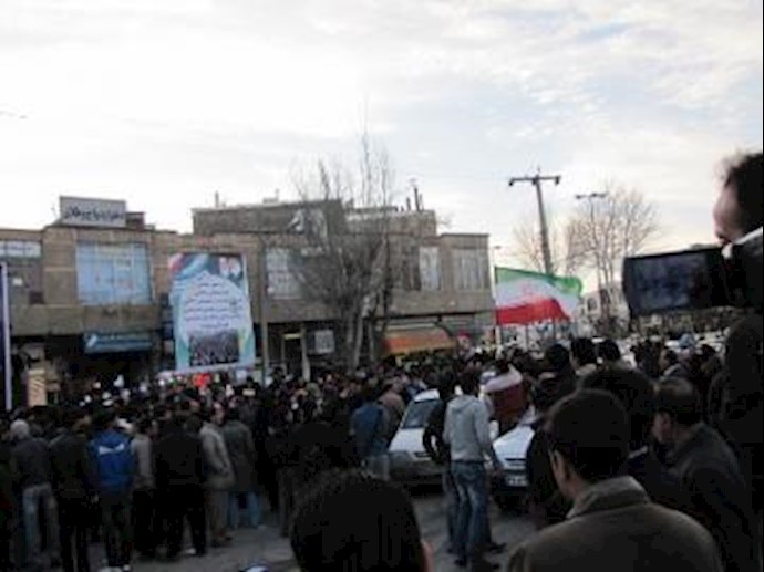 ايران: تحشد و مظاهرة احتجاجية لعمال فولاد زاکرس کردستان في مدينة سنندج