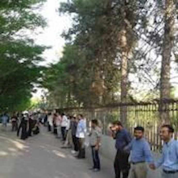 إيران: تشکيل سلسلة بشرية من أجل إنقاذ حديقة «فرزانة» بمدينة «شيراز»