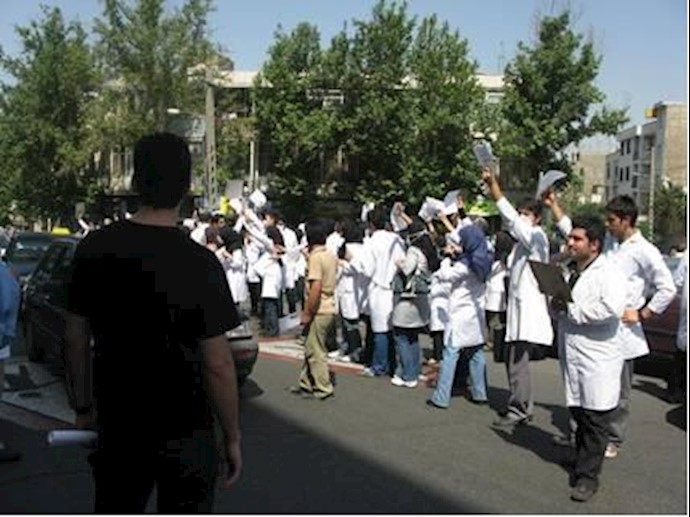 إيران_ طهران: تجمع للممرضين في مستشفی (ألف سرير)