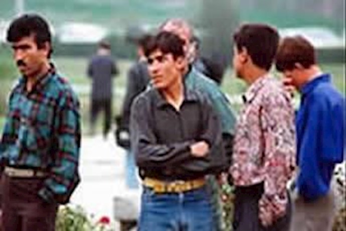 ايران: جمع من الشباب في مدينة همدان يدينون العمل الاجرامي لاعدام المجاهد الشهيد غلام رضا خسروي