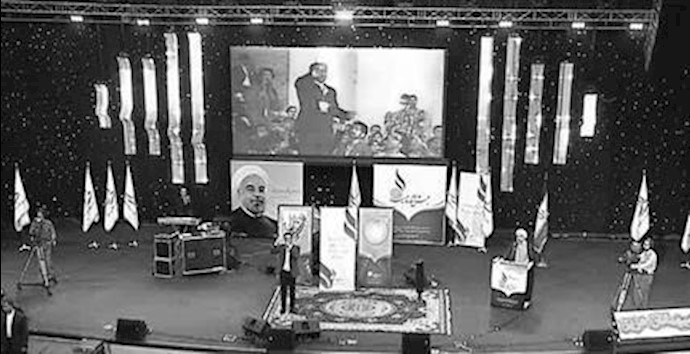 هتاف «ليطلق سراح السجناء السياسيين» في مراسيم ذکری انتخاب الملا روحاني
