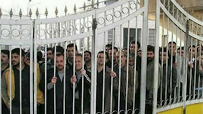 إيران_ تجمع احتجاجي لعمال شرکة صناعة الصابون أمام مبنی الشرکة في مدينة «خرمشهر»