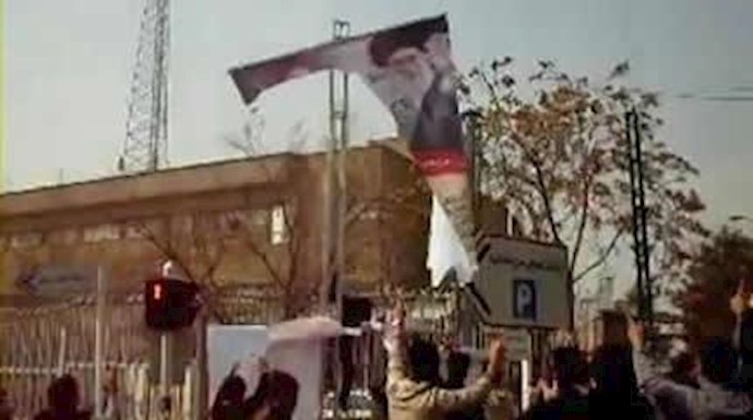 إيران: شباب طهران يمزقون صورة خامنئي في منطقة جيذر بطهران