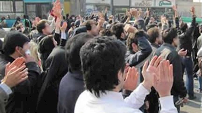 إيران_ مدينة «کرج»: اشتباک الشباب مع قوات الأمن الداخلي
