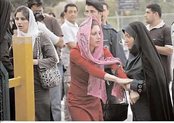 ايران: اشتباک فتيات مع رجال الدورية القمعية المسماة بـ «ارشاد»في طهران