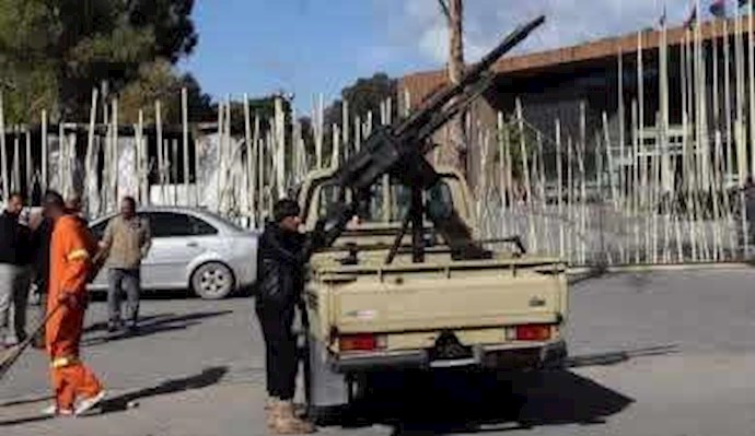 ليبيا: 34 قتيلا وجريحا بصراع الکتائب المسلحة علی مطار طرابلس