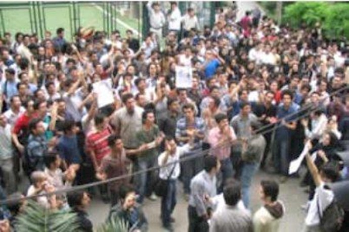 ايران : مواجهات بين المواطنين ورجال القمع بالقرب من ساحة انقلاب في طهران