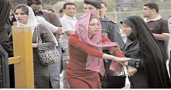 ايران : الفتيات الايرانيات يقاومن الاعتقالات التعسفية لرجال قوی الأمن الداخلي