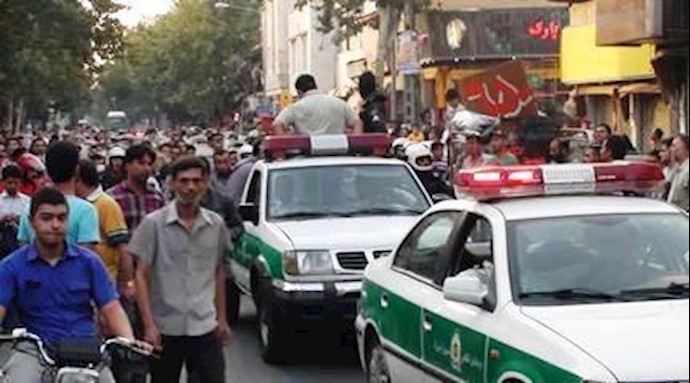 إيران_ طهران: عملية تحقير تطال شابا من قبل العملاء القمعيين
