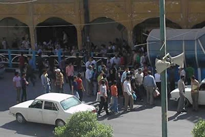 إيران_ طهران: احتجاج المواطنين علی ضرب عاملين علی أيدي عملاء مرتدين بالزي المدني