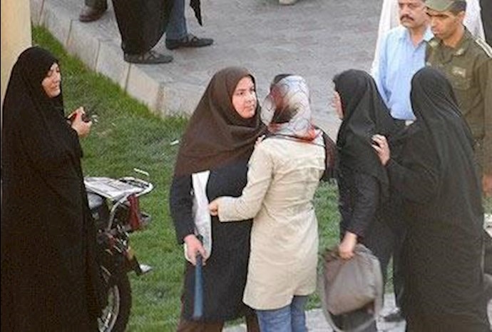 إيران- شابتان تحتجان علی دوريات النظام لمدينة طهران المسماة بـ” دورية إرشاد”