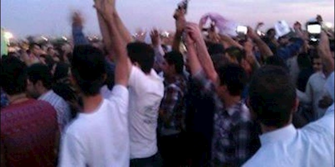 الشباب الأهوازيون يهتفون بشعار :« أهواز غير مستقرة ونهر”کارون“ يعاني من التجفف»