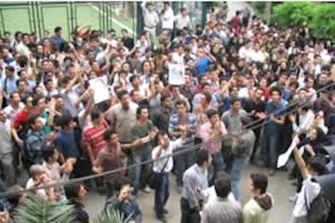 إيران: اشتباکات بين شباب طهران وتأديب رجال الأمن الداخلي في ميدان انقلاب (الثورة)