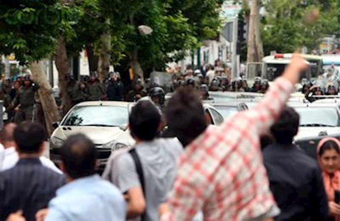 ايران: تأديب عناصرالقوی الامن الداخلي علی يد عدد من الشباب الايرانيين