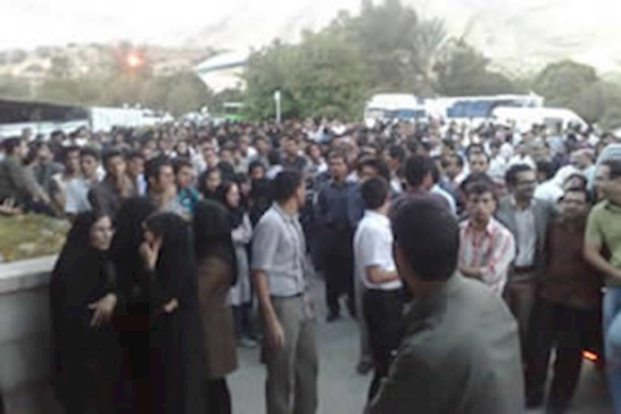 إيران: اشتباک بين الشباب ورجال قوی الأمن الداخلي القمعيين في مدينة شيراز