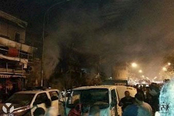 غضب شعبي وسط بغداد والجماهير تمزق صور المالکي
