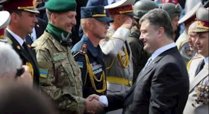 الرئيس الأوکراني يعد بتسليح الجيش في ذکری استقلال البلاد