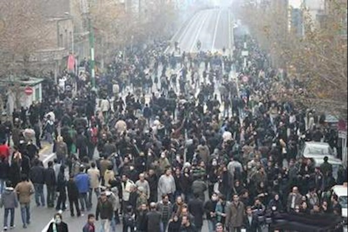 إيران: 5 آلاف من عمال منجم بافق مستمرون في إضرابهم