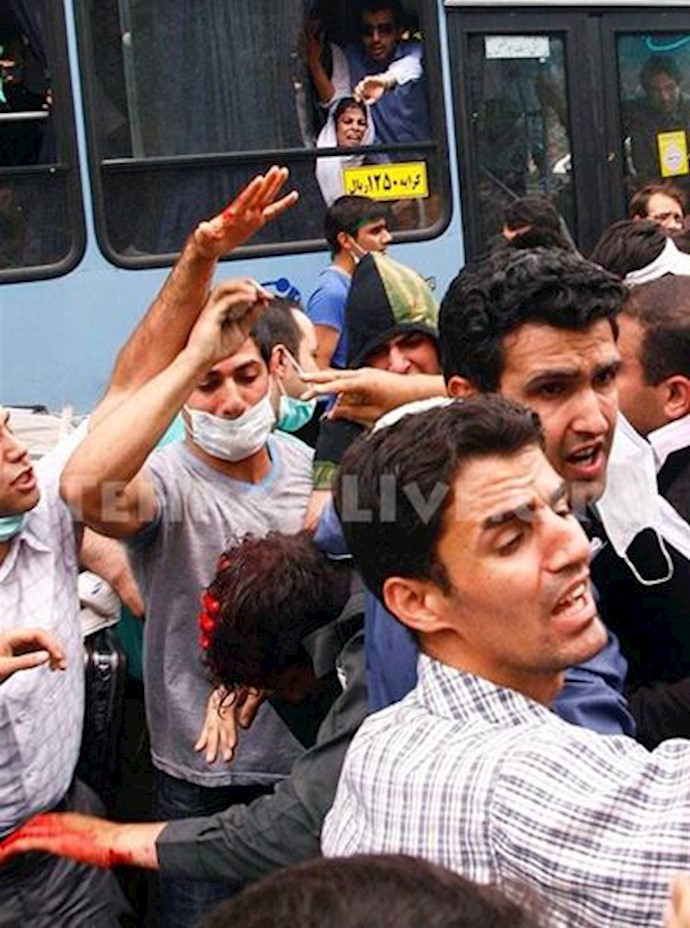 إيران: الشباب الطهرانيون يقومون بتأديب عملاء ميليشيات البسيج في منطقة «فرحزاد» في طهران