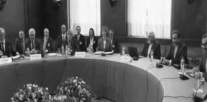 الأسوشيتدبرس: النظام الإيراني والدول الست الکبار في العالم يبحثون عن معالجة التوقفات في المفاوضات النووية