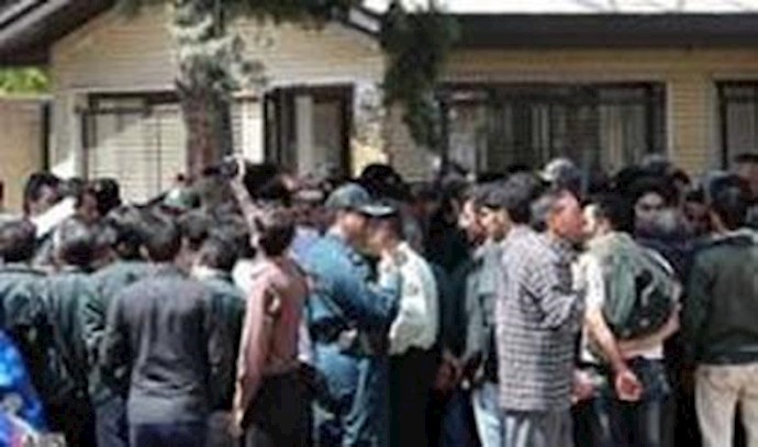 إيران: حشد احتجاجي لعمال معمل «يکدانه» لإعداد الأغذية للأسماک والمواشي في مدينة شهرکرد