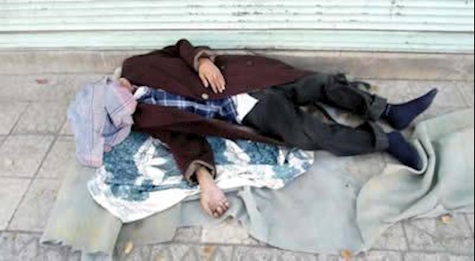 إيران: أحد المواطنين ممن يبيتون في العلب الکارتونية يطرح أحد رجال الأمن علی الأرض حيث يجعله يلزم المستشفی