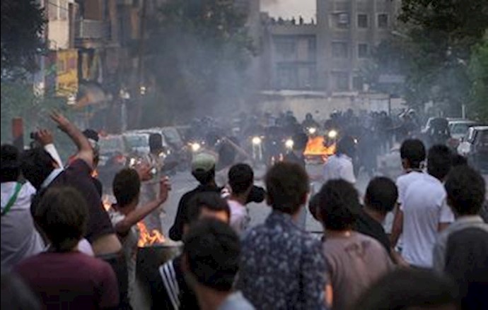 إيران- حشد احتجاجي لمئات من المواطنين في العاصمة طهران في ساحة بهارستان