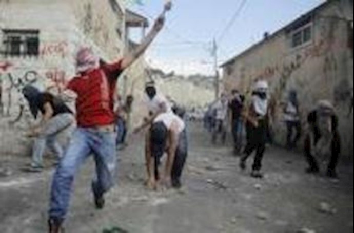 محتجون فلسطينيون يشتبکون مع الشرطة الإسرائيلية في القدس