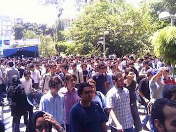 إيران: تجمع احتجاجي لطلاب فرع الاقتصاد لجامعة العلامة طباطبايي في العاصمة طهران